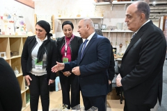 كامل الوزير يتفقد جناح مركز تحديث الصناعة بمعرض تراثنا