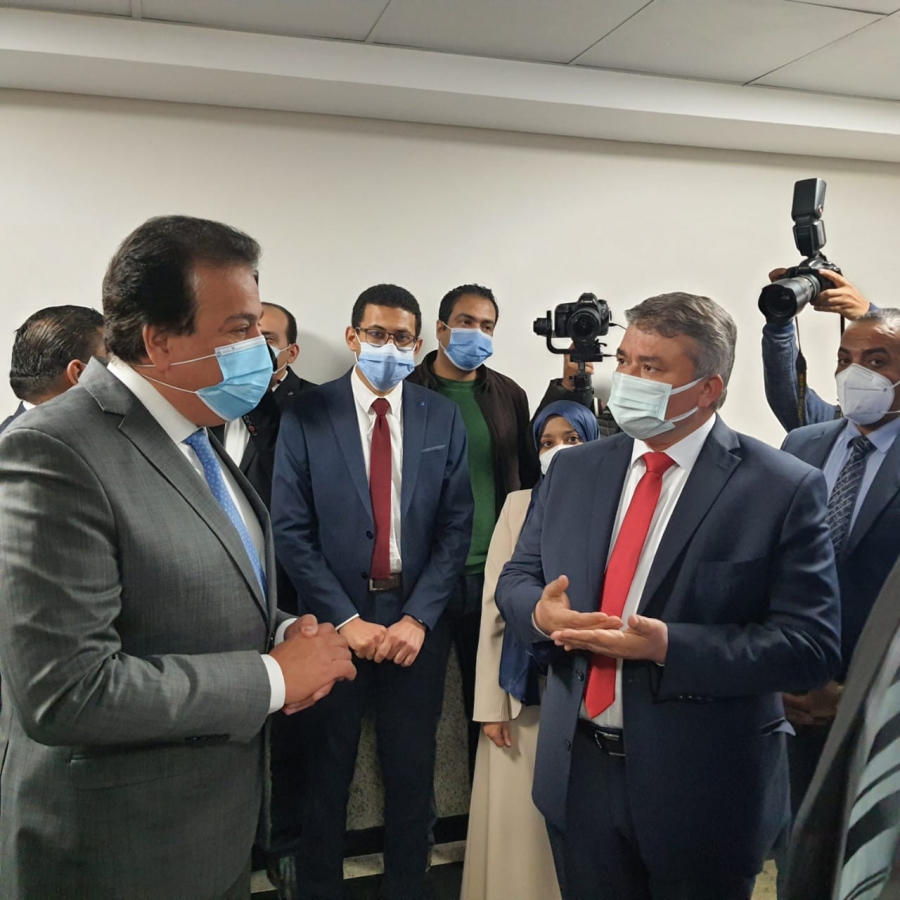 وزير التعليم العالى والمدير التنفيذى لمركز تحديث الصناعة يتفقدان المقر المؤقت لمدينة العلوم والتكنولوجيا لأبحاث وصناعة الإلكترونيات