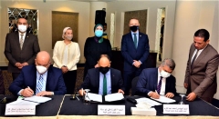 وزراء التجارة والصناعة والبيئة والطيران يشهدون مراسم توقيع بروتوكول تعاون لتوريد وتنفيذ وتشغيل نظام خلايا شمسية صغيرة بمطار القاهرة الدولي