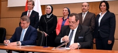 مركز تحديث الصناعة يوقع بروتوكولي تعاون مع وزارة الكهرباء والشركة المصرية للمطارات و9 فنادق بمدينة شرم الشيخ لتقديم الدعم الفني في تنفيذ محطات طاقة شمسية بمطار شرم الشيخ الدولي وبعض فنادق المدينة