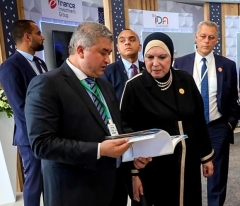 وزيرة التجارة والصناعة تتفقد جناح مركز تحديث الصناعة في المعرض المقام علي هامش إجتماعات مجموعة البنك الإسلامي